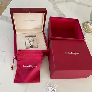 Water resistant,Diamond,Silver Tone,stainless steel,women watch,good condition